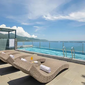 호텔 Mangata Beachfront - Rooftop Bar Sea View